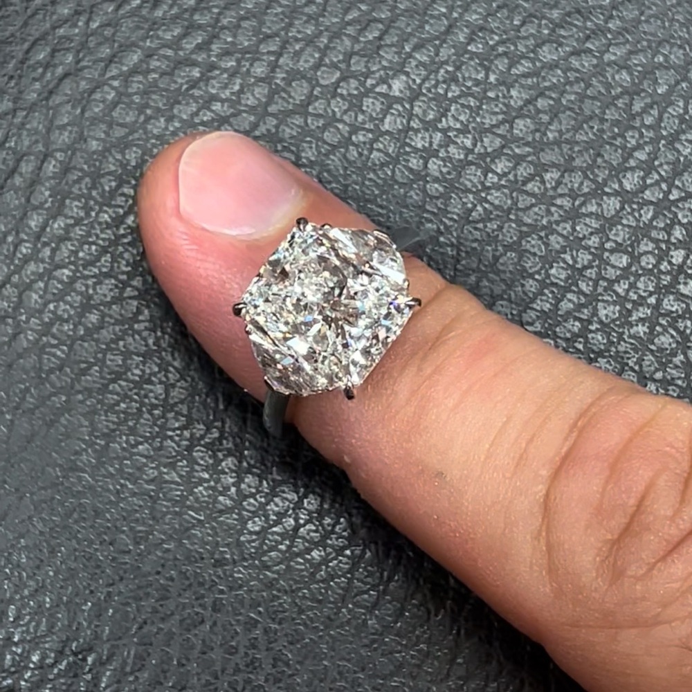 Stunning 6ct D/VS1 Three Stone Lab Grown Diamond Ring in Platinum, size 7